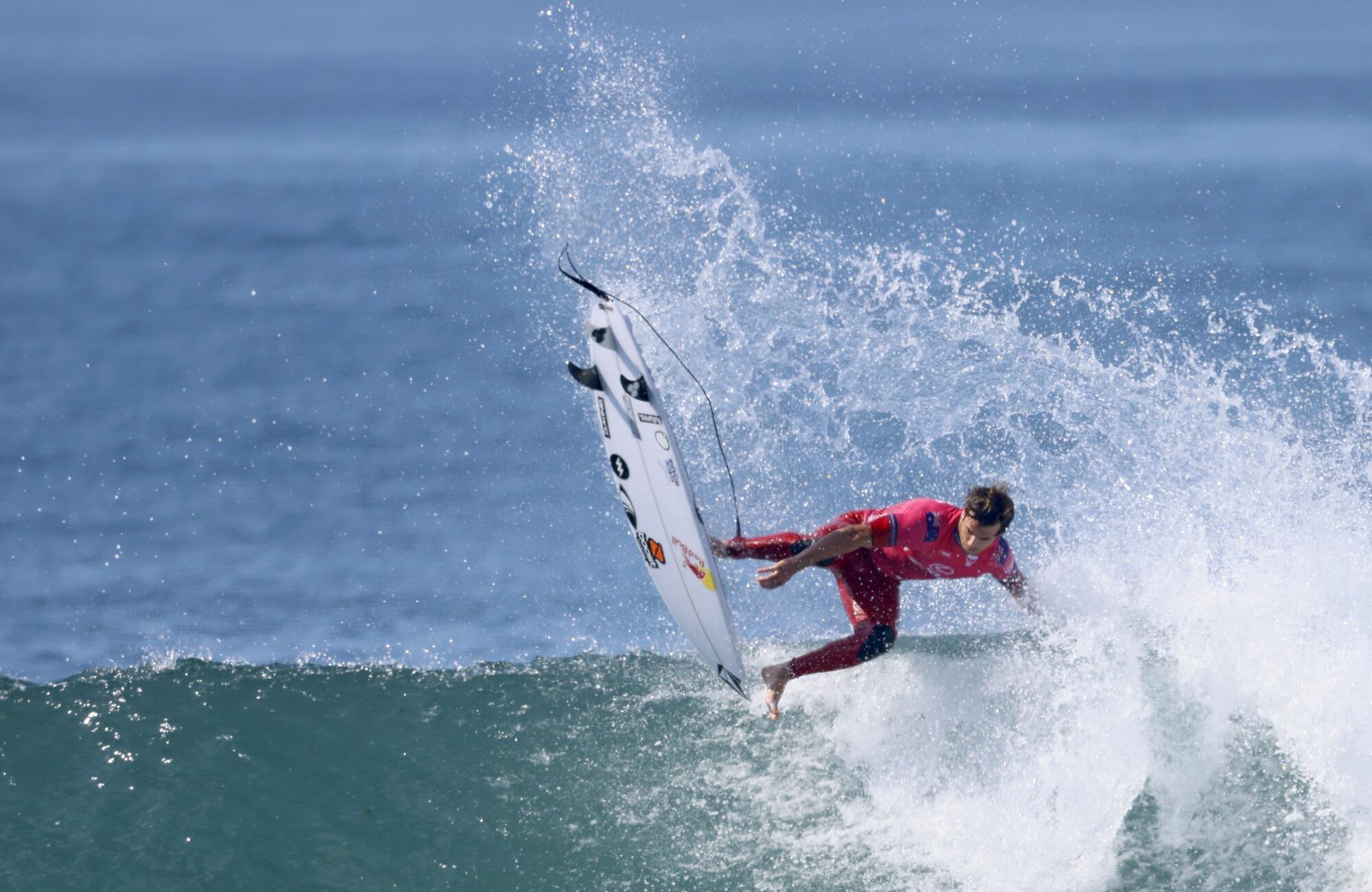 Jack Robinson de Australia realiza una maniobra aérea en Lower Trestles en San Clemente.