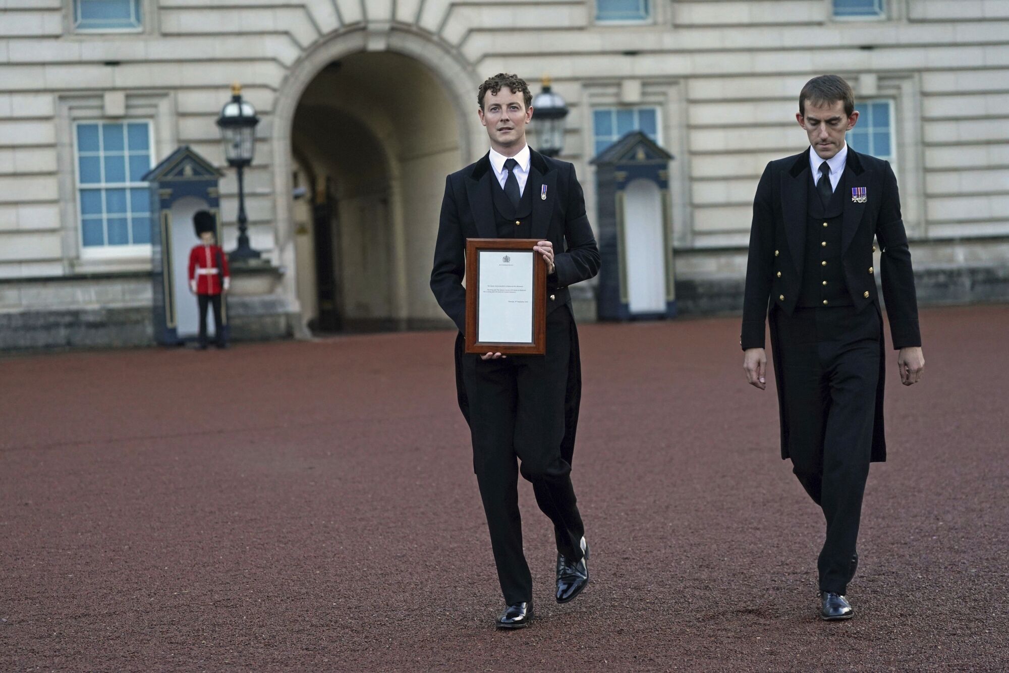 Kraliyet hane personelinin bir üyesi, Londra'daki Buckingham Sarayı'nın kapılarına bir bildirim gönderdi
