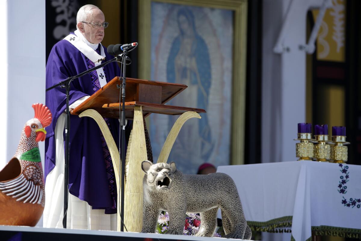 El papa Francisco pronuncia su mensaje durante la misa, en un escenario decorado con animales en San Cristóbal de las Casas, México, el lunes 15 de febrero de 2016. Francisco celebró la cultura indígena mexicana con una visita al estado de Chiapas, con una misa en tres idiomas nativos gracias a un nuevo decreto vaticano que aprobó su uso en la liturgia.(Photo AP / Gregorio Borgia)