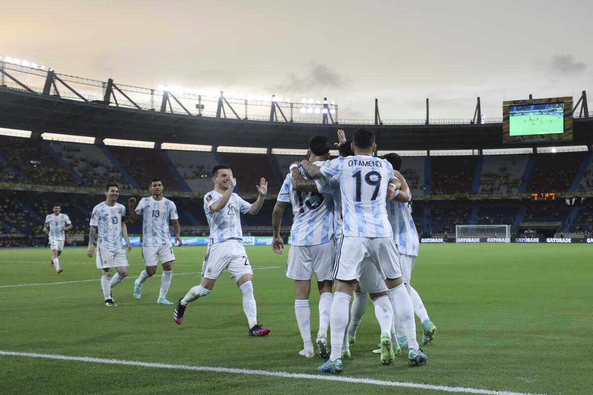 Los jugadores de la selección de Argentina festejan luego de que Leandro Paredes.