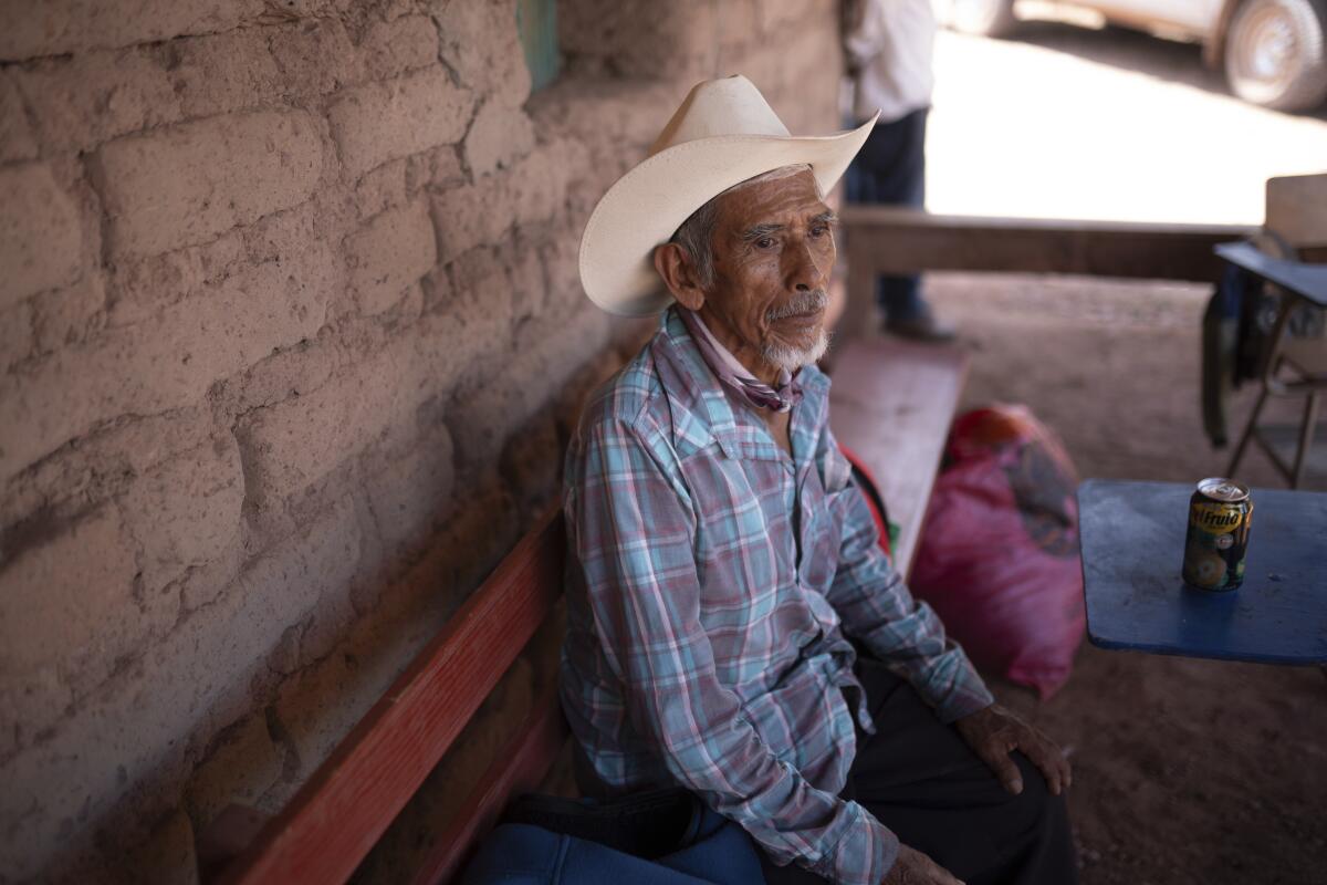 Isaías Ramírez Rojas, de 82 años, comparte su historia sobre cómo huyó 