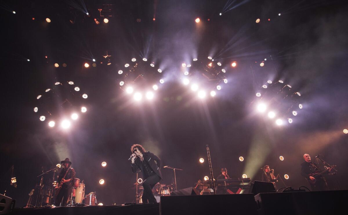 ARCHIVO - En esta fotografía del 17 de marzo de 2019 el cantante Enrique Bunbury 