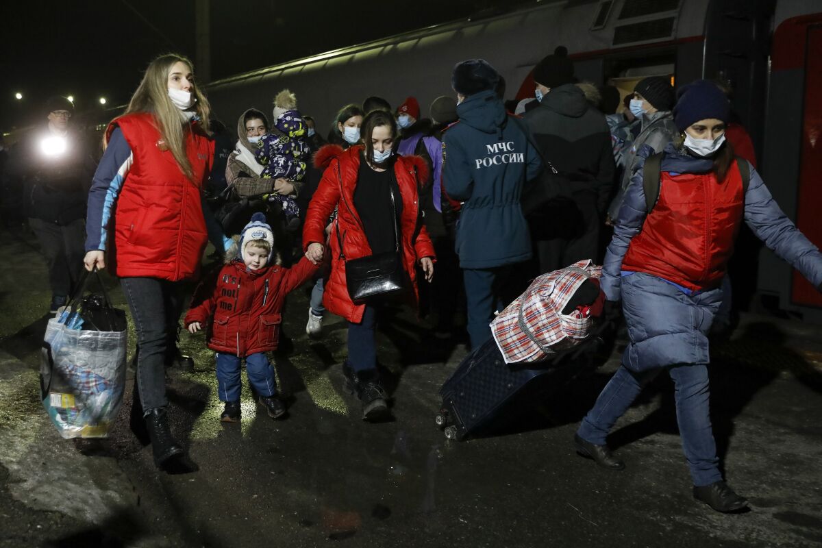 People from the Donetsk and Luhansk regions in eastern Ukraine walk from a train at a station in Russia 