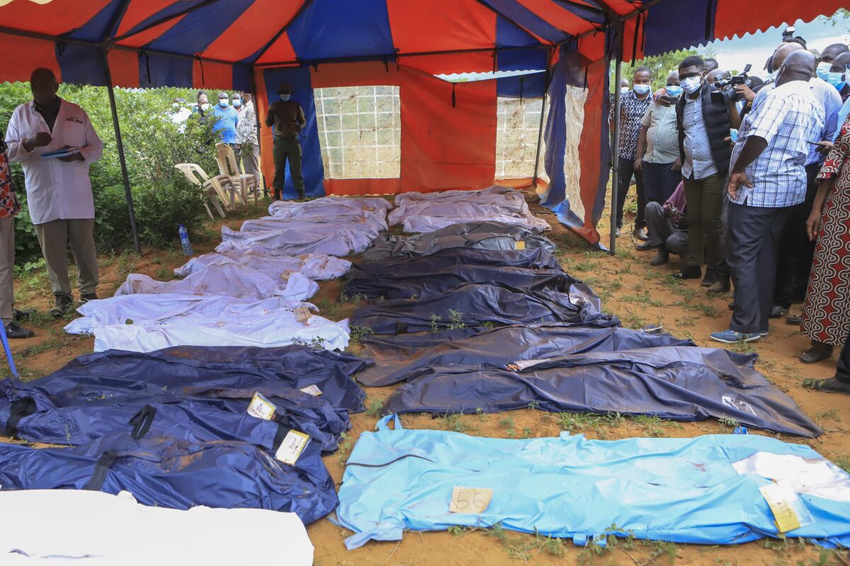 Varios muertos hallados en la aldea de Shakahola, cerca de Malindi, en el sur de Kenia, el 24 de abril de 2023. (Foto AP)