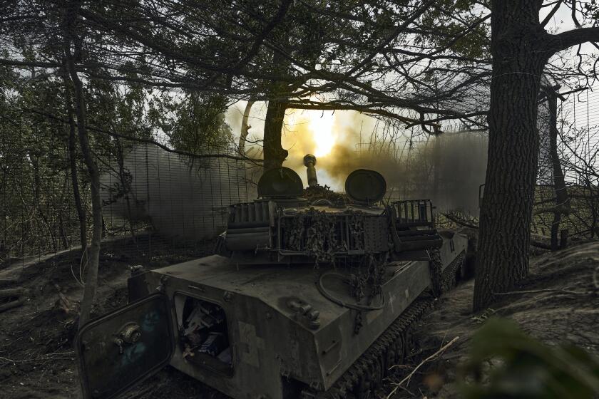 Un sistema ucraniano de artillería autopropulsada dispara hacia posiciones rusas en la línea del frente, cerca de Bájmut, en la provincia de Donetsk, Ucrania, el 1 de septiembre de 2023. (AP Foto/Libkos)