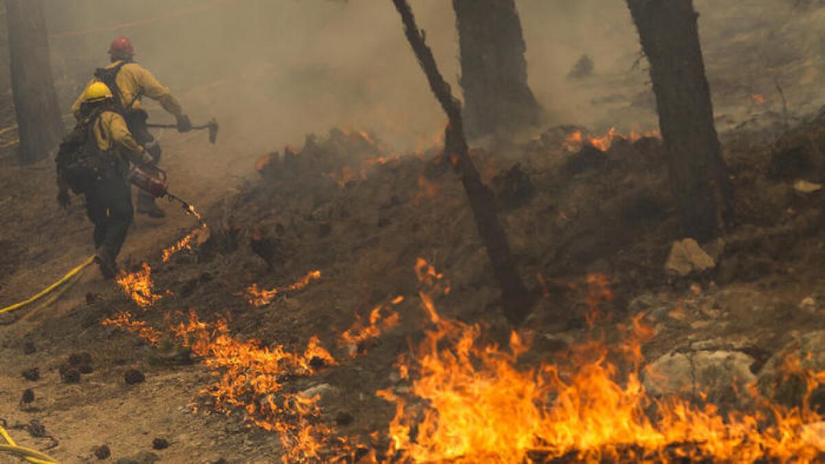 Un cambio en las ráfagas de viento provocó que el incendio cerca de las montanas de Big Bear se moviera hacia el norte durante la tarde del miércoles, extendiendo el daño a más de 20,875 acres y provocando que los residentes y un campo de veraneo fueran evacuados.