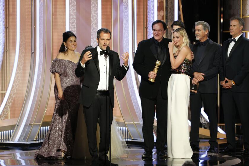 David Heyman acepta el premio a la Mejor Cinta / Musical o Comedia en la ceremonia de los Globos de Oro por "Once Upon a Time in Hollywood".