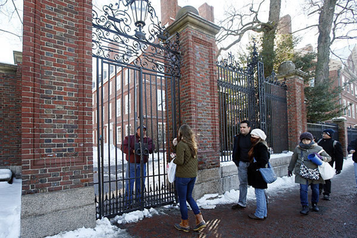 A security officer speaks to students at the entrance to Harvard Yard this week.