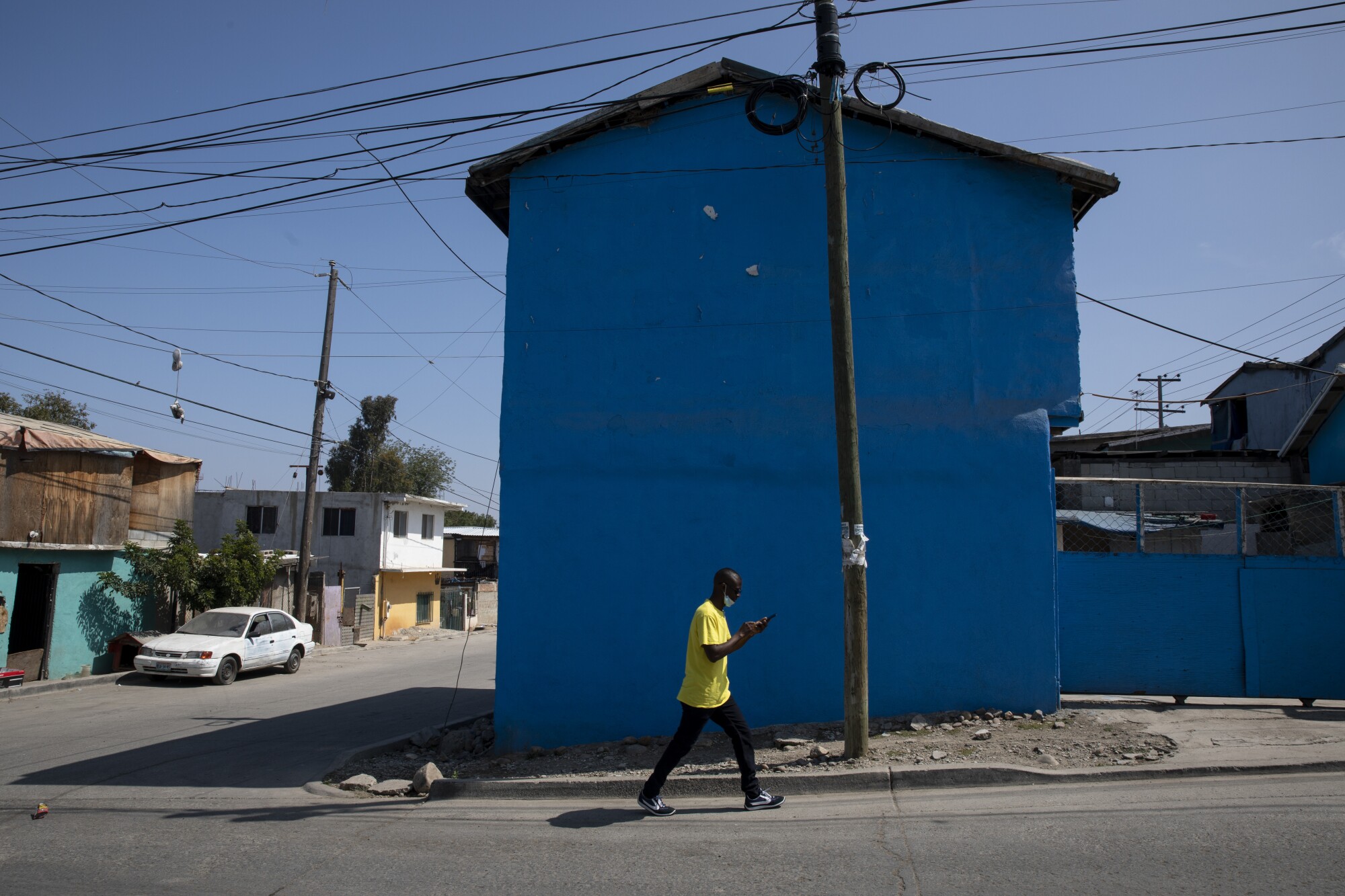 Sael se dirige a una esquina para pedir un taxi que lo lleve al centro de Tijuana.