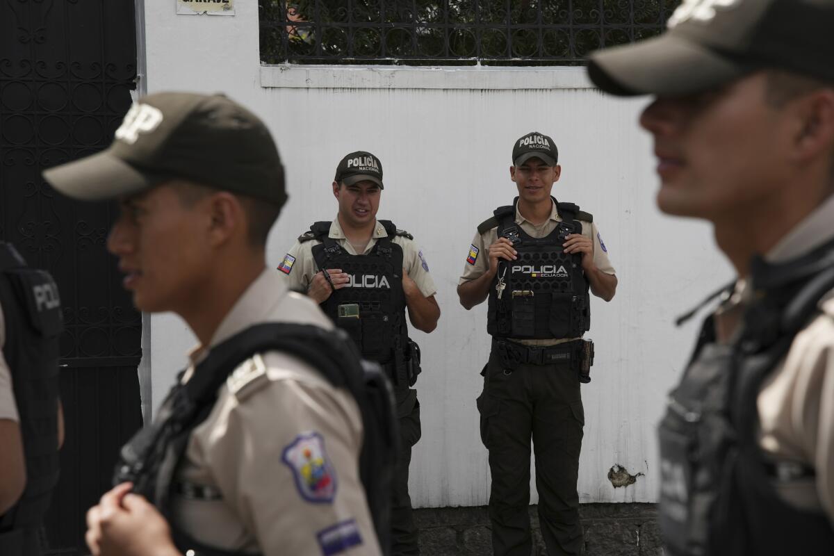 La policía hace guardia afuera de la embajada de México en Quito, Ecuador.