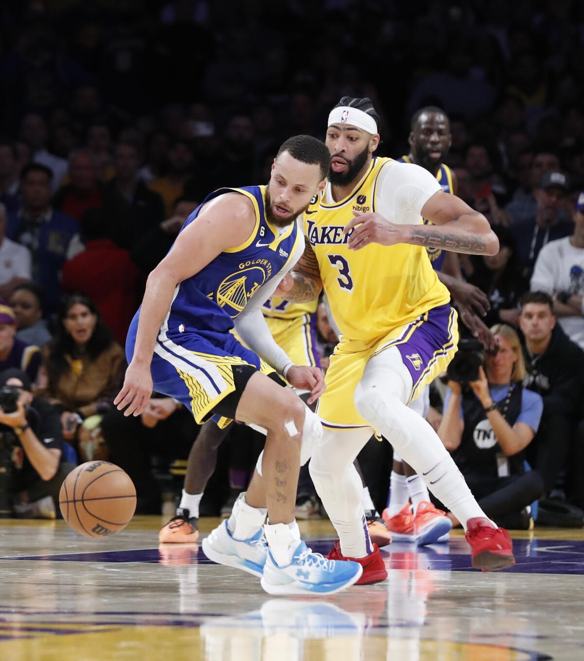 Golden State Warriors guard Stephen Curry handles the ball against Lakers forward Anthony Davis