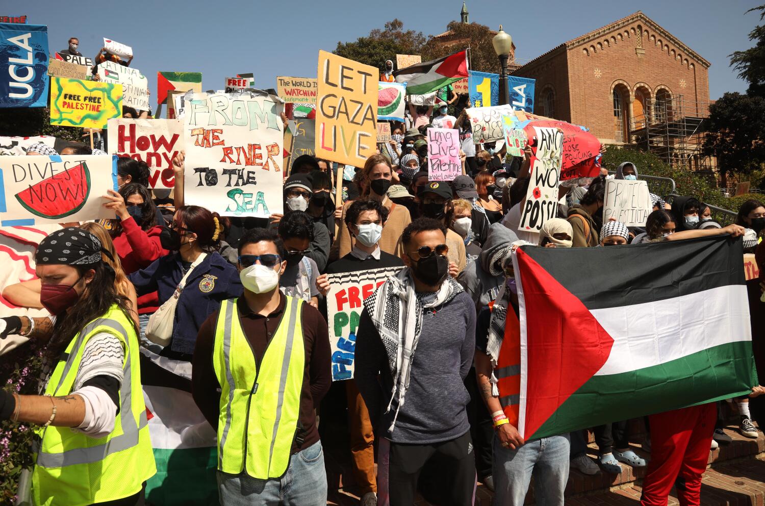 Image for display with article titled UCLA Declares Unlawful Assembly; Authorities Poised to Clear Pro-Palestinian Camp