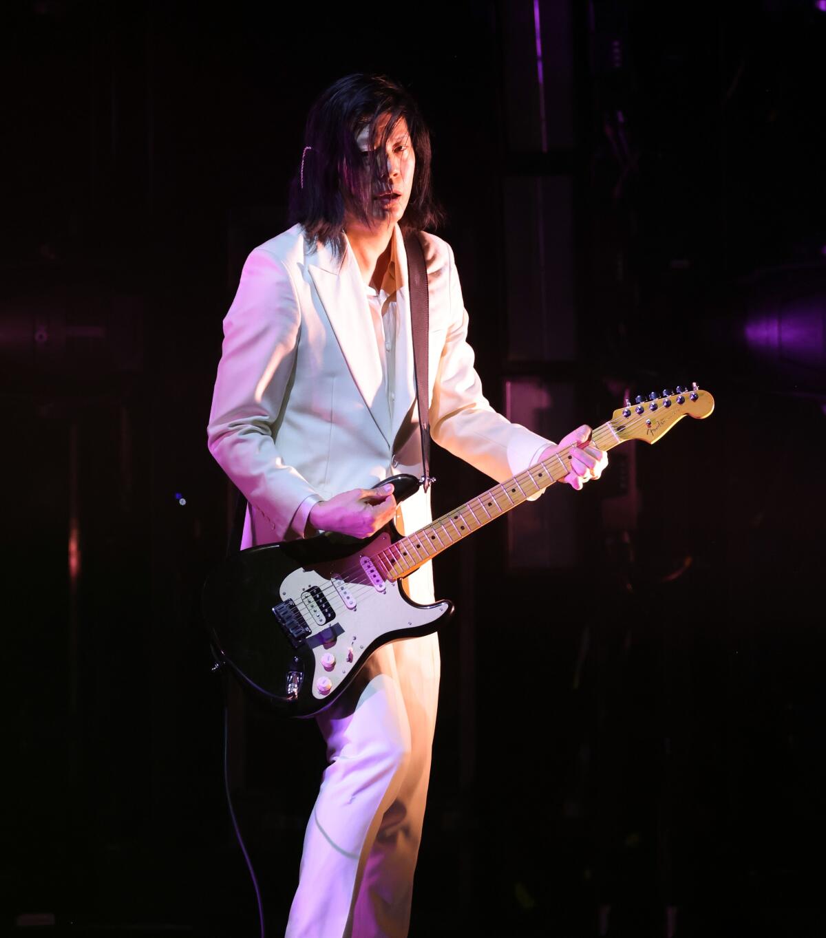 El guitarrista James Iha en acción.