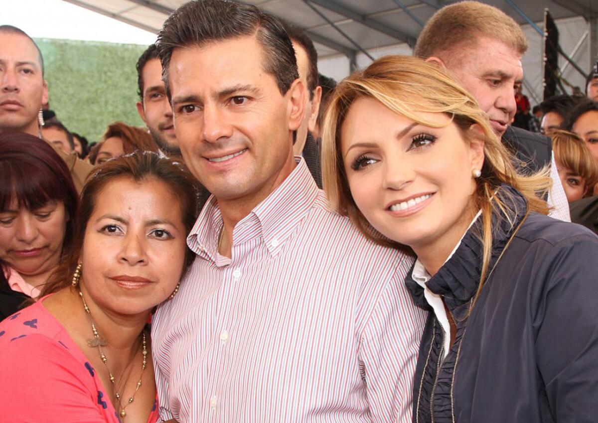 Imagen cedida por la Presidencia de México hoy, martes 12 de mayo de 2015, del presidente Enrique Peña Nieto (c) y a su esposa, Angélica Rivera (c-d), durante un acto público en el municipio de Huixquilucan, Estado de México. Peña Nieto destacó hoy algunos avances en materia de salud que se han registrado en este país en los últimos 15 años al conmemorarse el Día Internacional de la Enfermería.