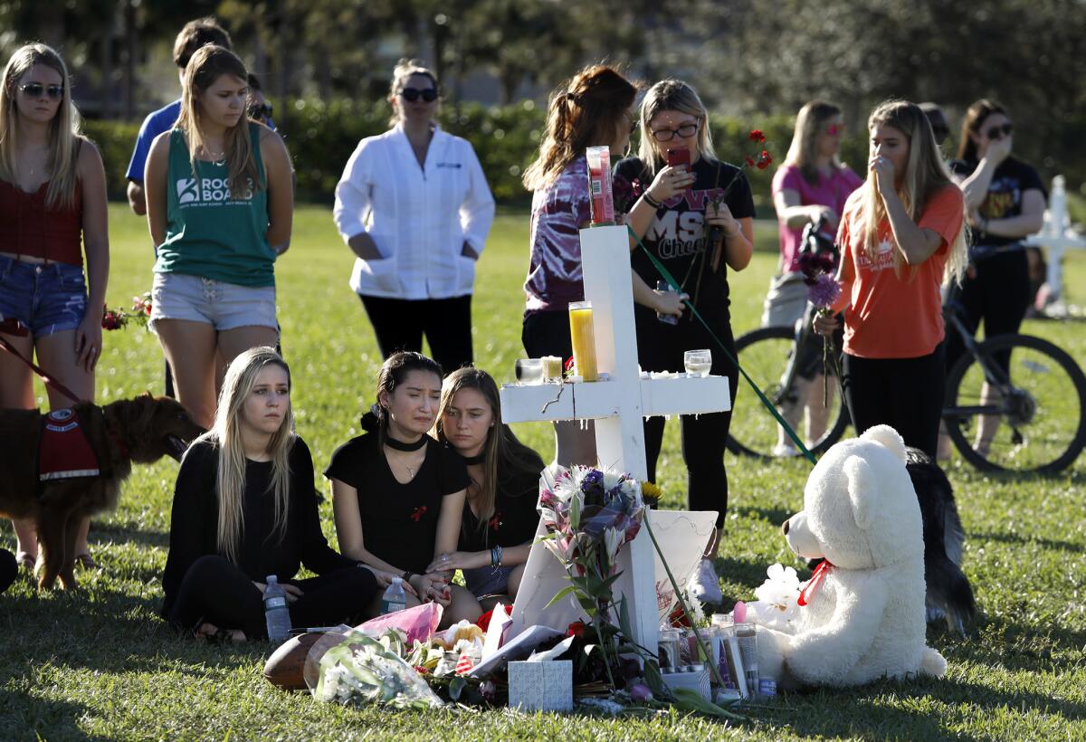 Los estudiantes se reúnen, el 16 de febrero de 2018, en un monumento en Parkland, Florida, para recordar a los muertos y heridos en el tiroteo en la preparatoria.