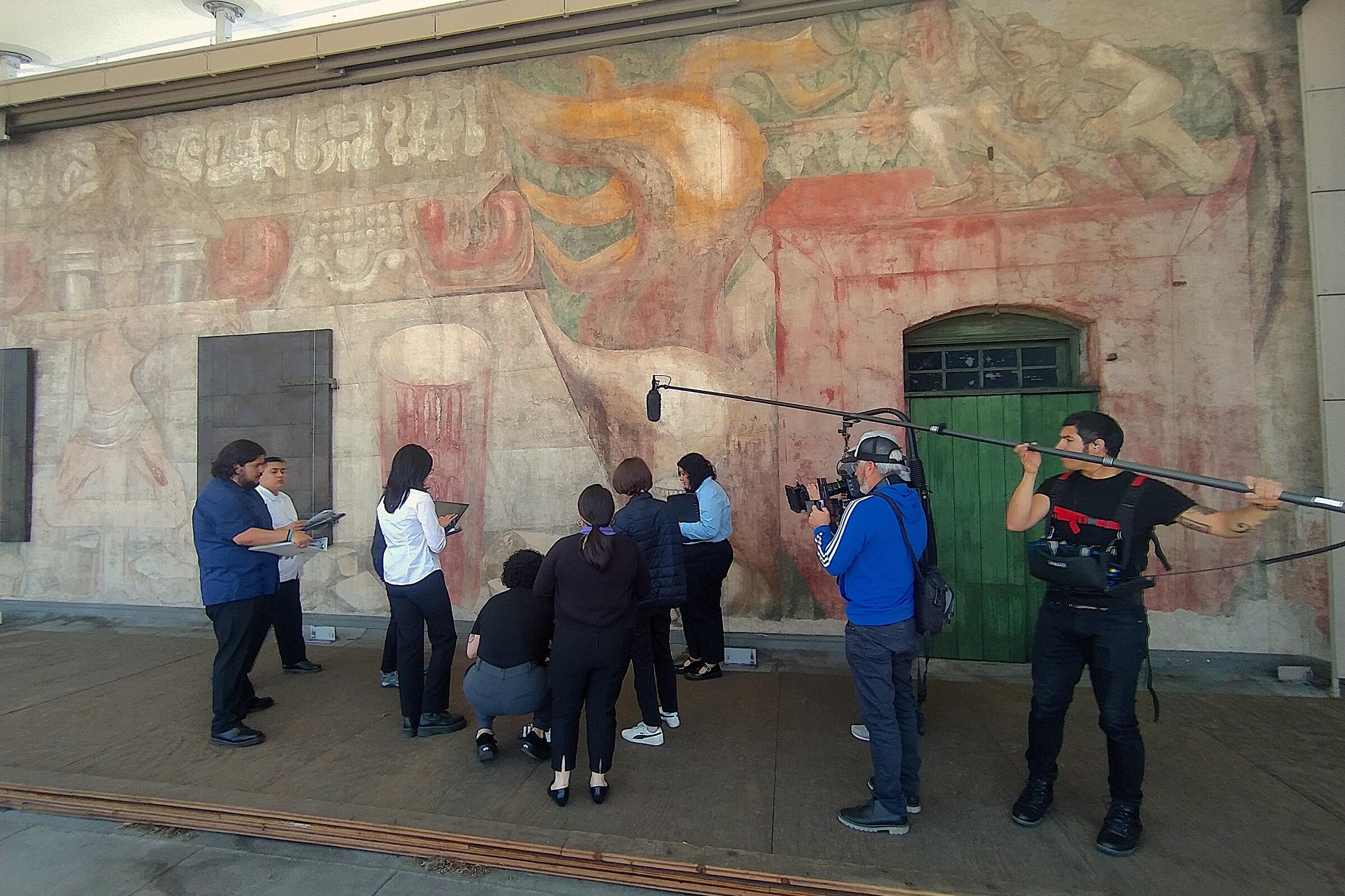 Un momento de la grabacion del documental "América Tropical: The Martyr Mural of Siqueiros".