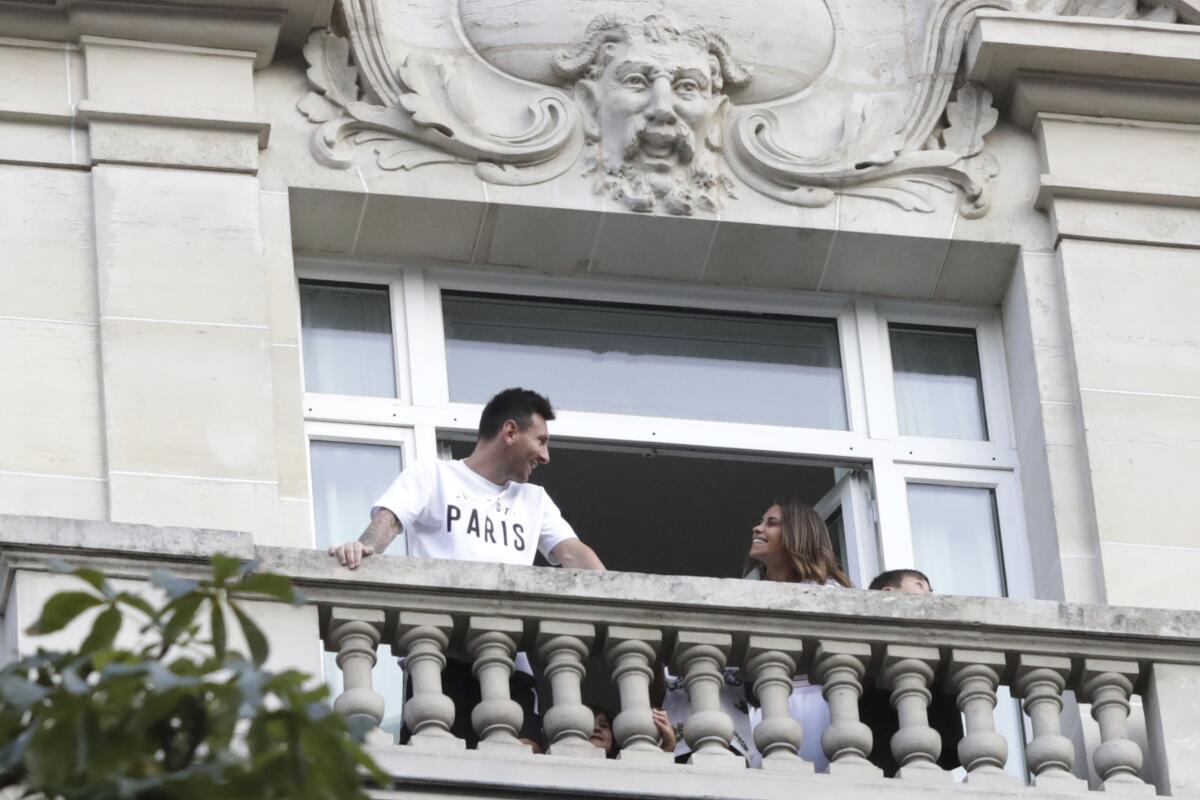 Lionel Messi saluda al arribar al aeropuerto Le Bourget, 
