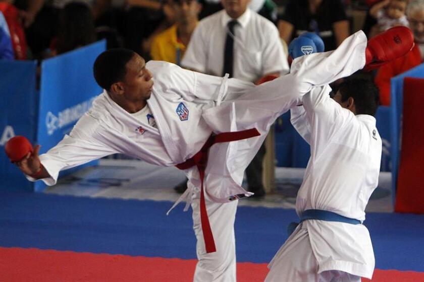 El karateca puertorriqueño Jonathan Ramírez (i) y el nicaragüense José Rivas (d) fueron registrados este miércoles, durante un combate de kárate en desarrollo de los XXIII Juegos Centroamericanos y del Caribe, en Barranquilla (Colombia). EFE