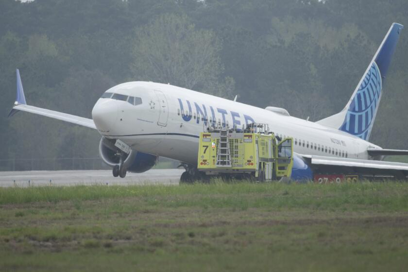 Un avión de United Airlines permanece en un área de césped tras salirse de la pista el viernes 8 de marzo de 2024, en el Aeropuerto Intercontinental George Bush en Houston. (Jason Fochtman/Houston Chronicle vía AP)