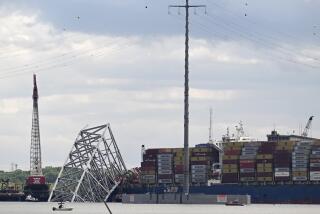 Los restos del puente Francis Scott Key y el buque de carga Dali pueden verse en esta imagen tomada el domingo 12 de mayo de 2024, en Baltimore (AP Foto/Steve Ruark)