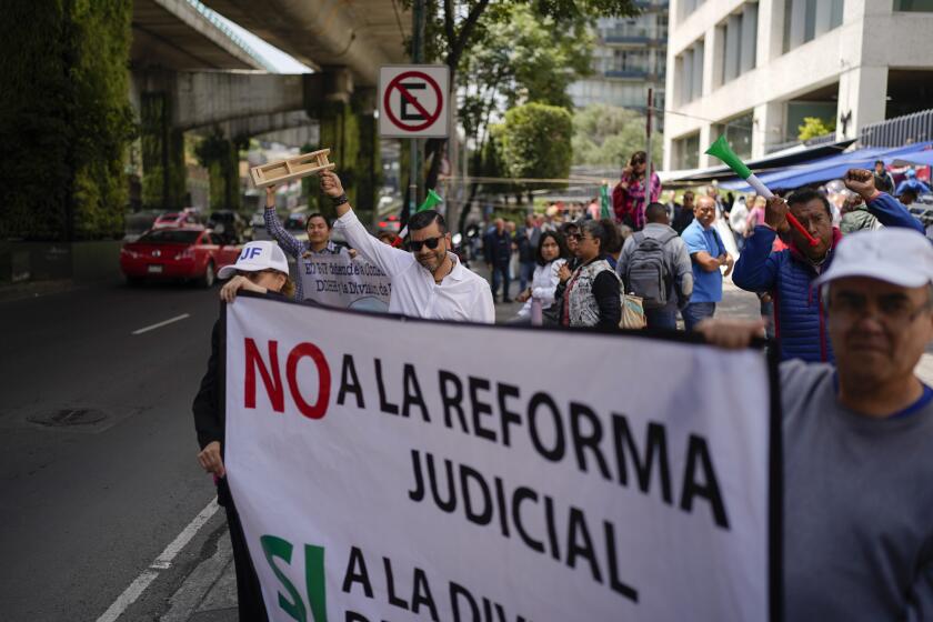 Trabajadores judiciales sindicalizados en huelga protestan contra una reforma propuesta por el gobierno que haría que todos los jueces sean elegidos por voto popular, el miércoles 21 de agosto de 2024, frente a un tribunal federal de la Ciudad de México. (AP Foto/Eduardo Verdugo)