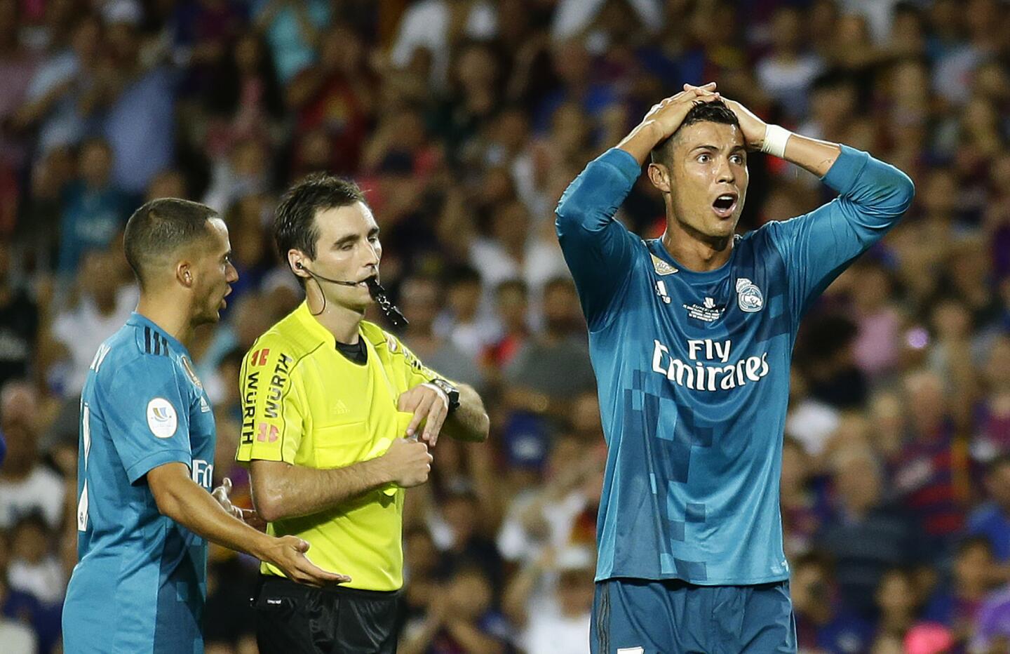 El delantero del Real Madrid Cristiano Ronaldo se lamenta tras ser expulsado al recibir la tarjeta roja. AP