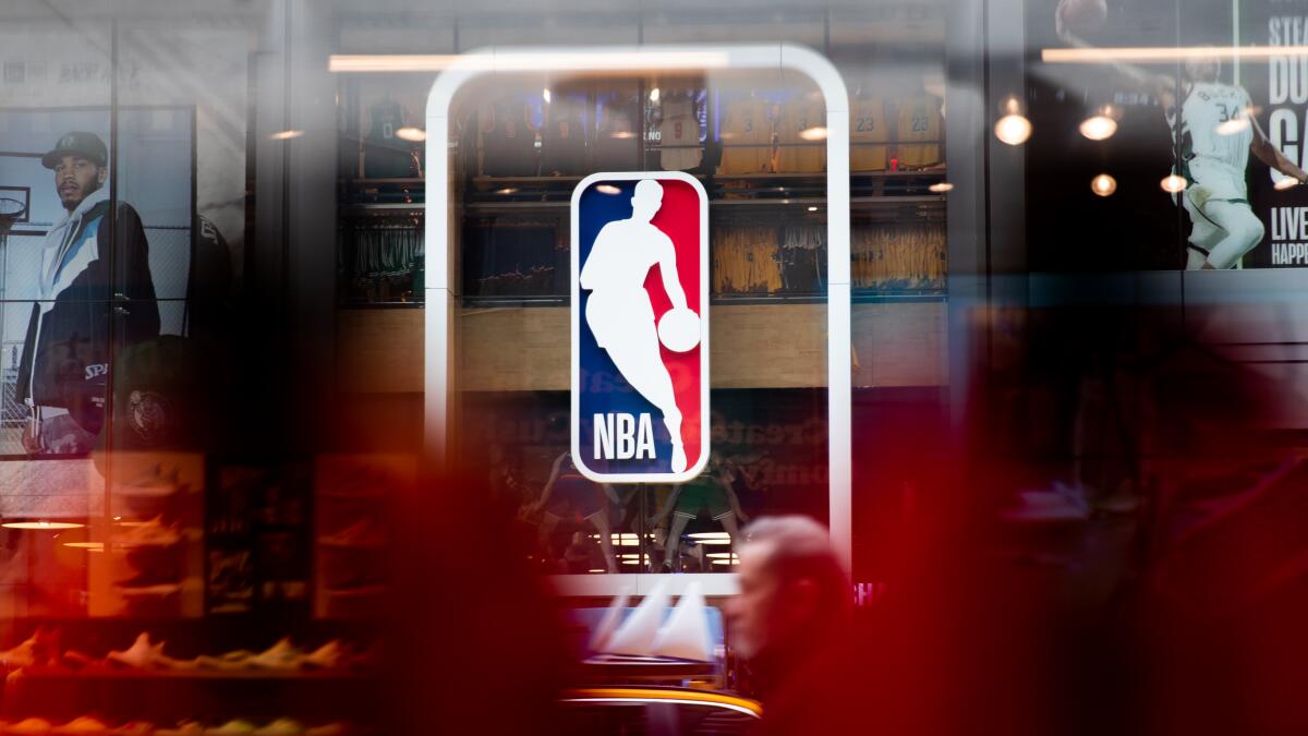 Players, millions of fans like idea of changing NBA logo to Kobe Bryant -  Silver Screen and Roll