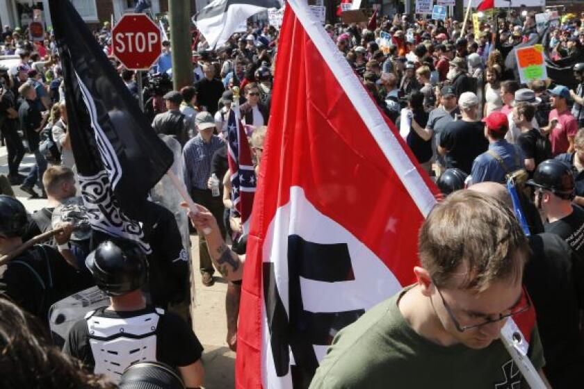 La imagen del 12 de agosto de 2017 muestra a un supremacista blanco llevando una bandera NAZI