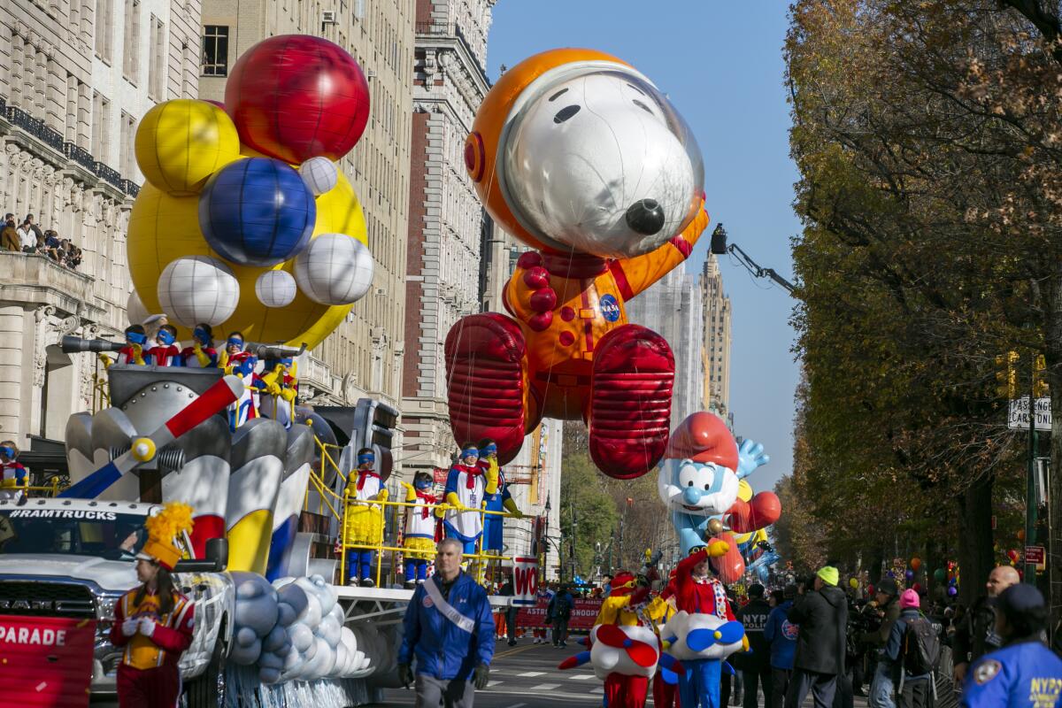 En esta imagen de archivo, un globo con forma de Snoopy astronauta en Central Park Oeste,