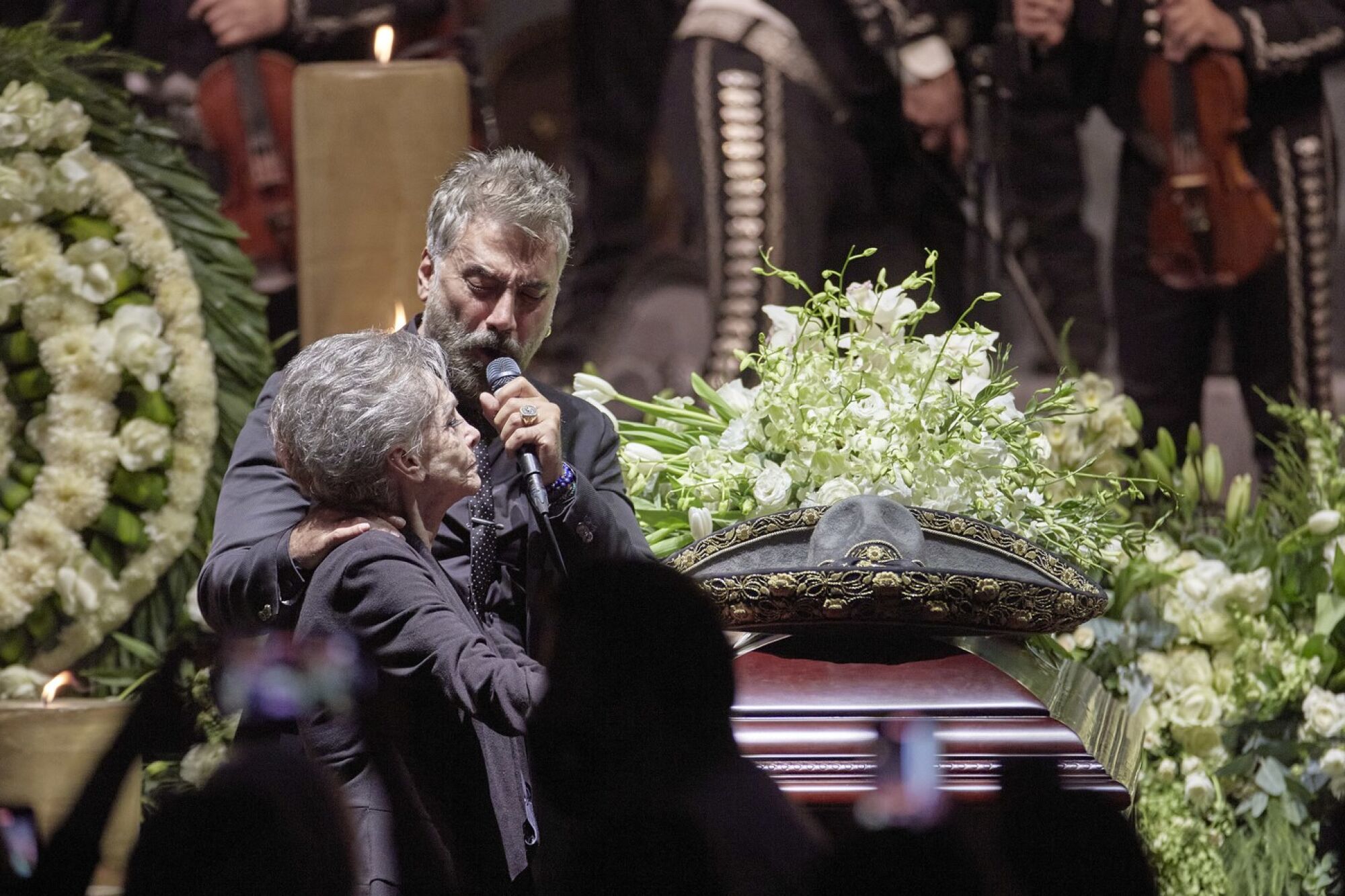 Así despidieron a Vicente Fernández en su funeral al lado de la imagen de  la Virgen de Guadalupe - Los Angeles Times
