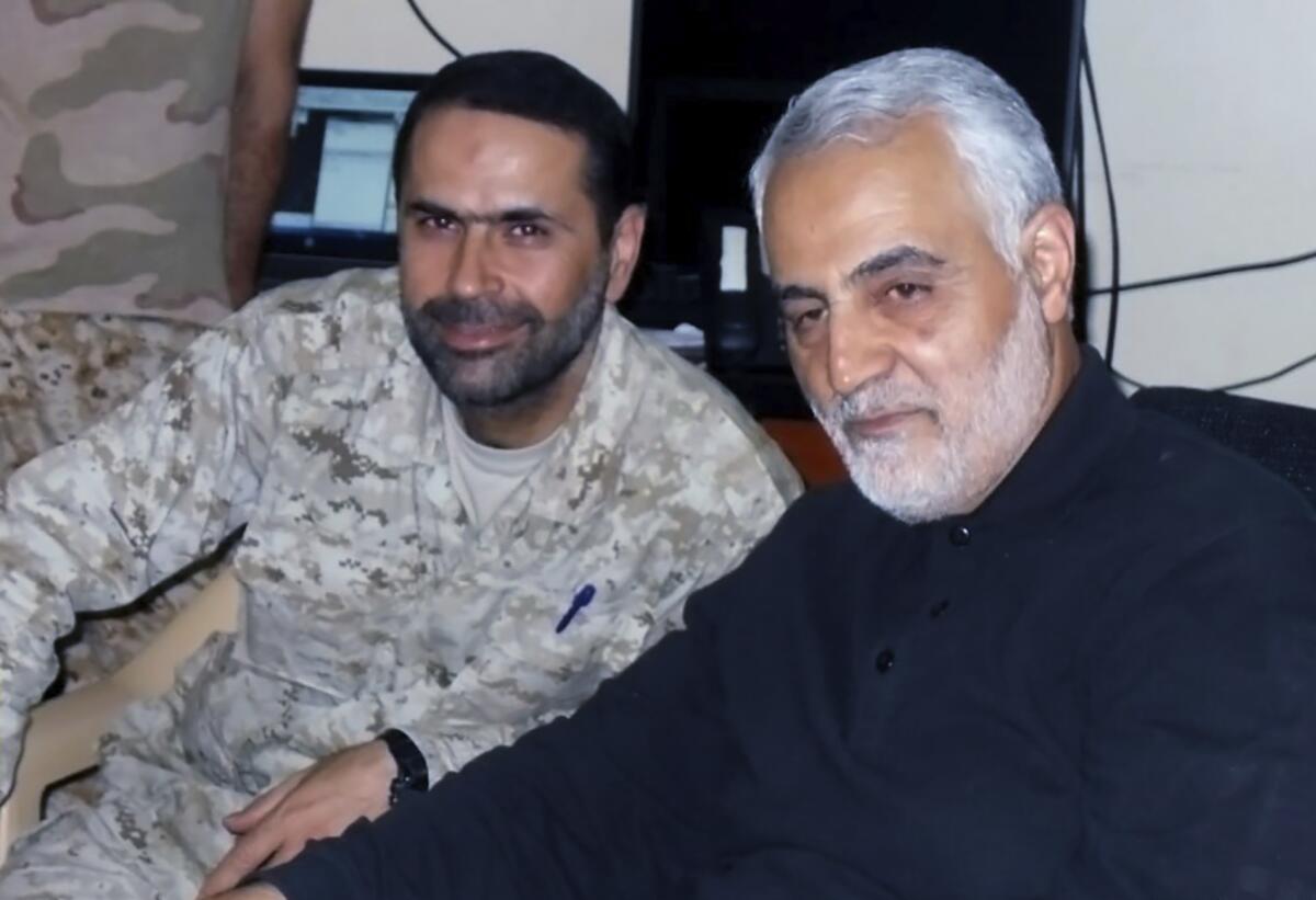 El comandante de Hezbollah Wissam Tawil (i) junto con el general iraní Qassem Soleimani. 