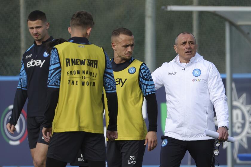 El técnico del Napoli Francesco Calzona (derecha) durante un entrenamiento, el martes 20 de febrero de 2024, en las afueras de Nápoles. (Alessandro Garofalo/LaPresse vía AP)
