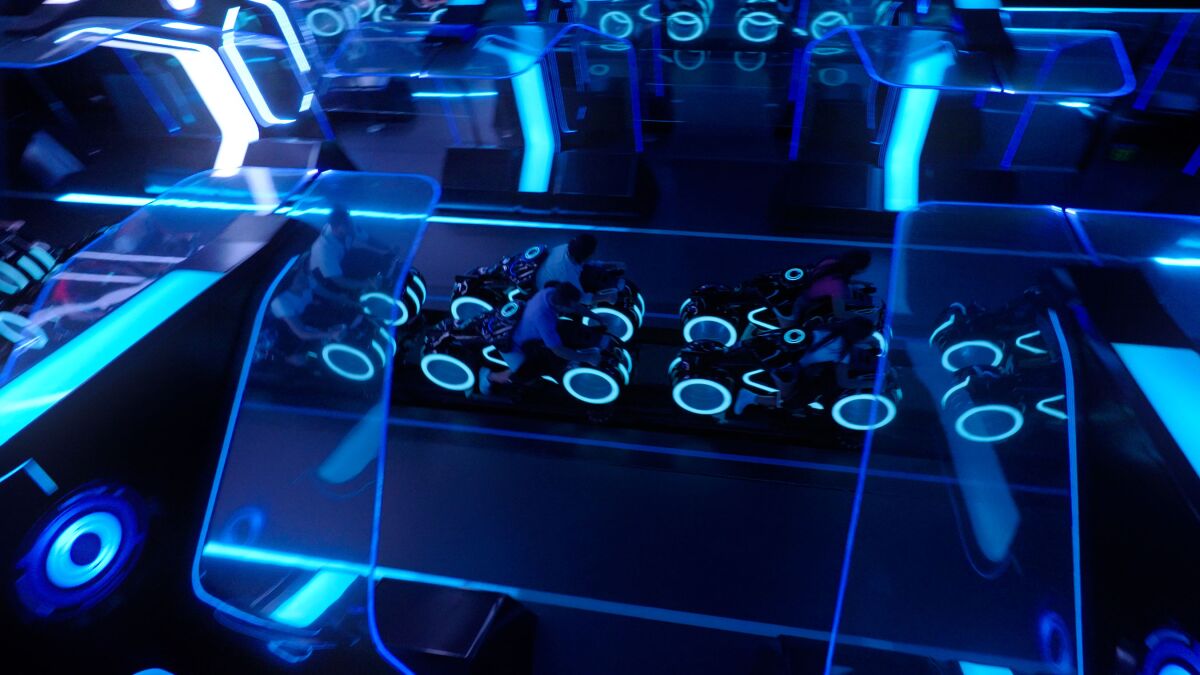 Uma olhada nos veículos elegantes de pantera de Tron Lightcycle / Run.