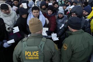 ARCHIVO - Agentes de la Patrulla Fronteriza piden a solicitantes de asilo que se formen en un campamento improvisado luego de que el grupo cruzó la frontera con México, el 2 de febrero de 2024, cerca de Jacumba Hot Springs, California. (AP Foto/Gregory Bull, Archivo)