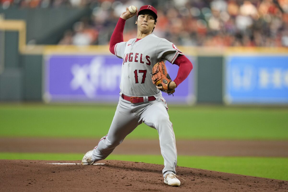 El lanzador abridor de los Angelinos, Shohei Ohtani, lanza contra los Astros de Houston el 1 de septiembre.  10