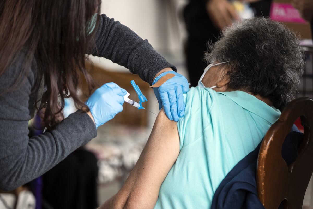 Los latinos son los que menos se han vacunado en California