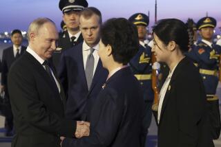El presidente de Rusia, Vladímir Putin (izquierda), estrecha la mano de la consejera de Estado de China, Shen Yiqin (segunda por la derecha), a su llegada al aeropuerto internacional de Beijing, China, el 16 de mayo de 2024. (Alexander Ryumin, Sputnik, Kremlin Pool Foto vía AP)
