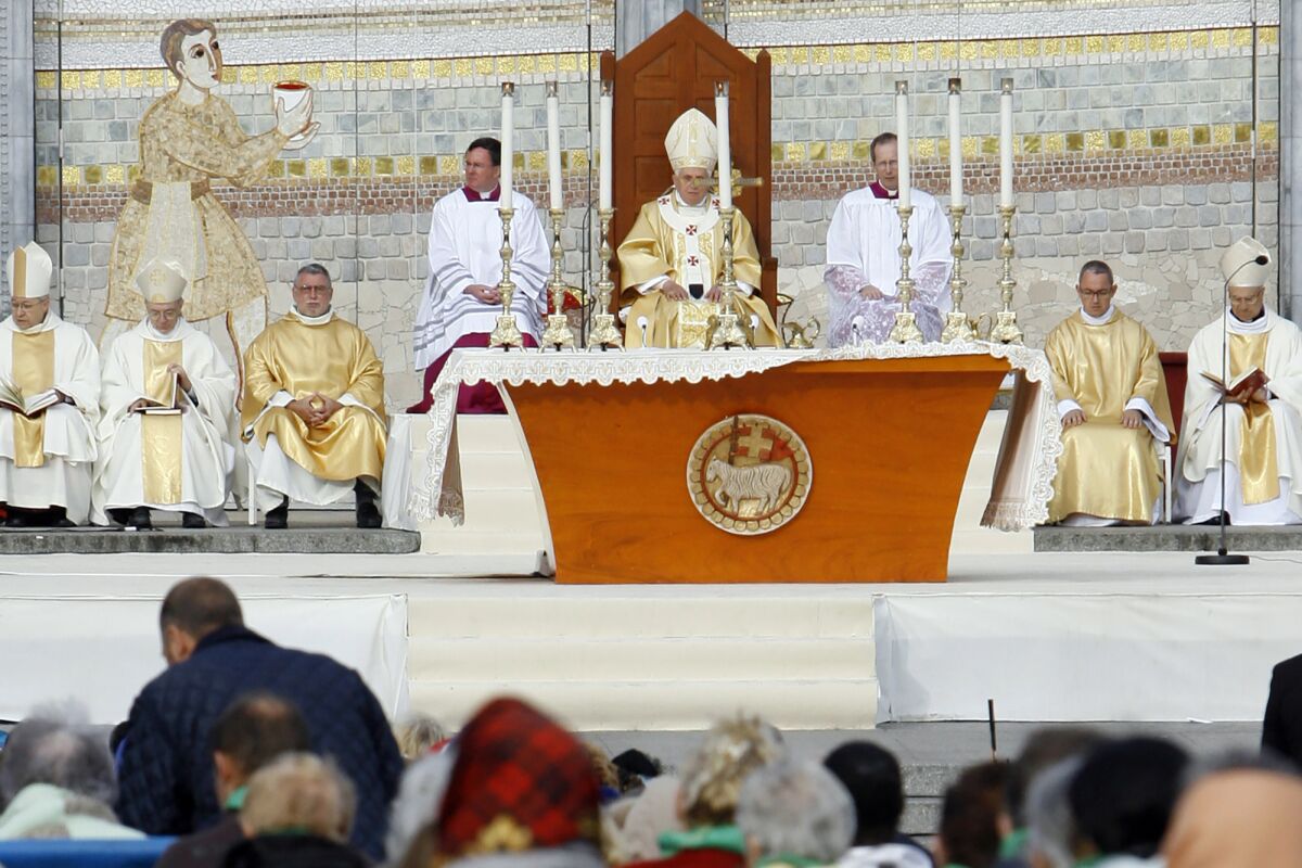 El papa Benedicto XVI, centro, celebra misa frente a la Basílica del Rosario en Lourdes, Francia, 