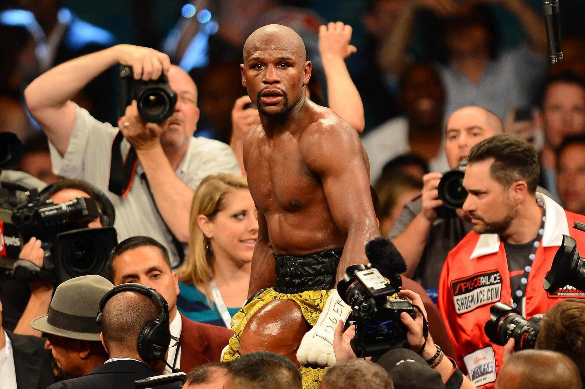 Floyd Mayweather Jr. celebrates his unanimous-decision victory against Robert Guerrero
