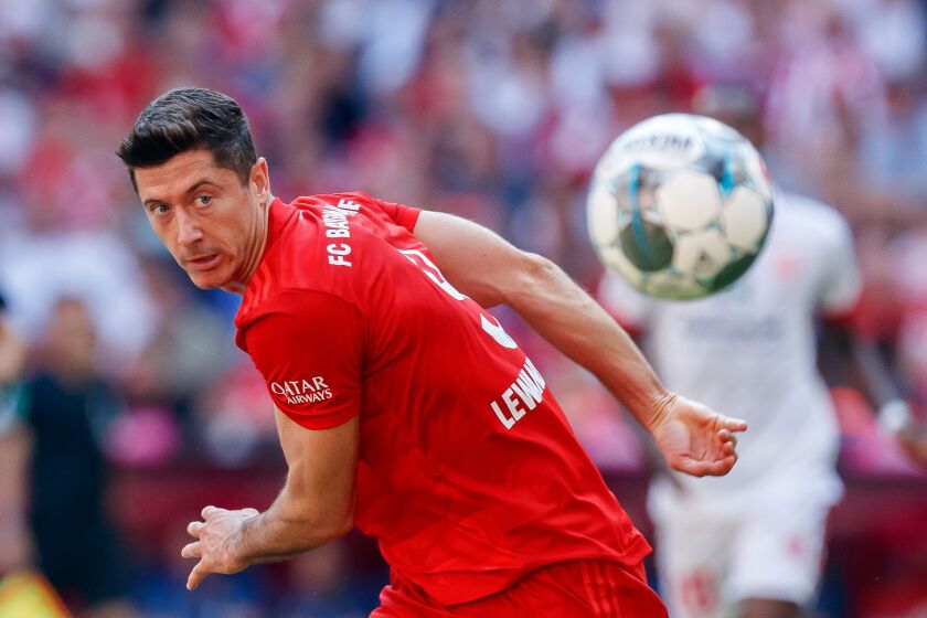 MUNICH, GERMANY - AUGUST 31: Robert Lewandowski of FC Bayern Muenchen controls the ball during the Bundesliga match between FC Bayern Muenchen and 1. FSV Mainz 05 at Allianz Arena on August 31, 2019 in Munich, Germany. (Photo by TF-Images/Getty Images)
