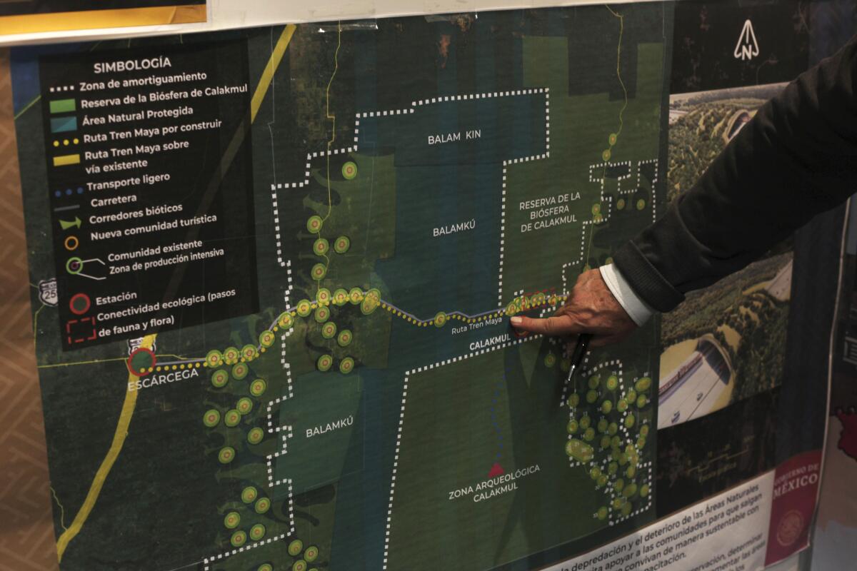 ARCHIVO - Rogelio Jiménez Pons, director de Fonatur, señala un mapa de una línea de tren turístico.