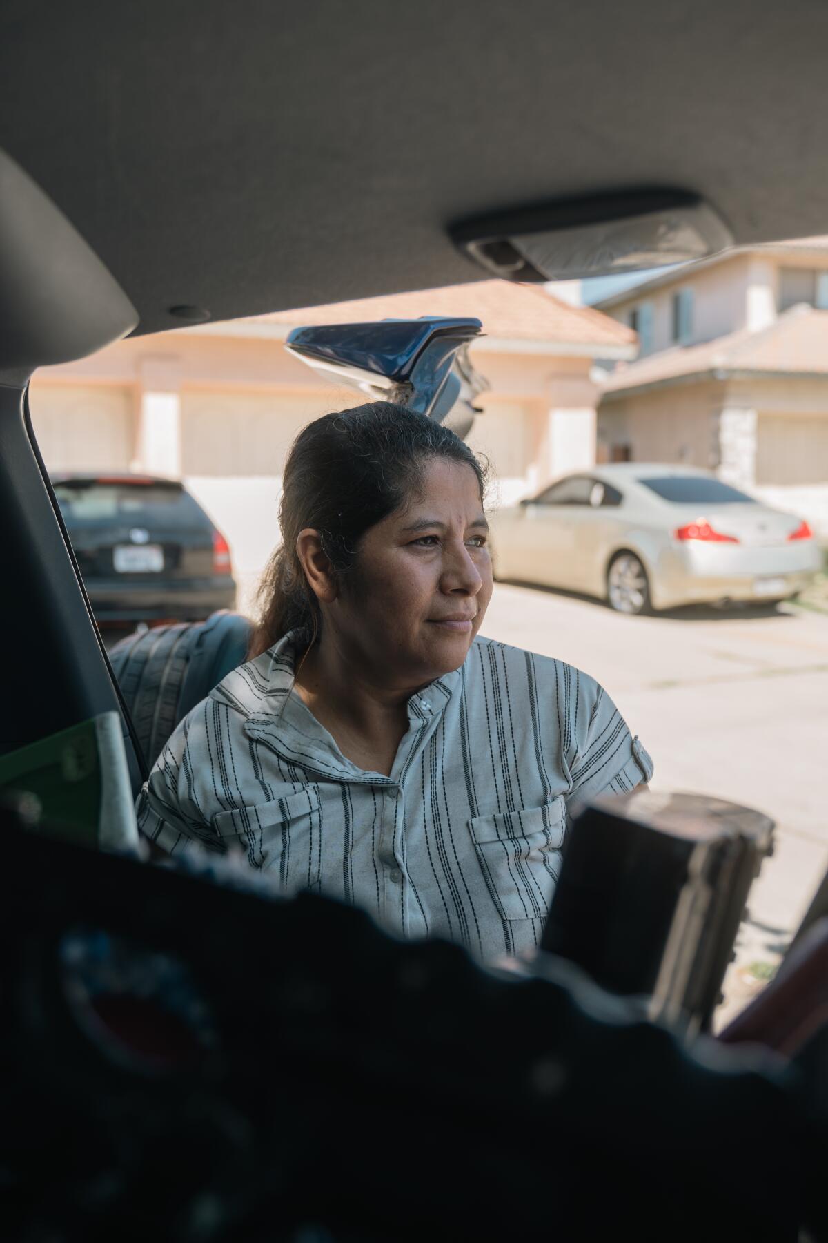 Yeni Linares, 46 años, activista y limpiadora de casas, en Fontana, CA.