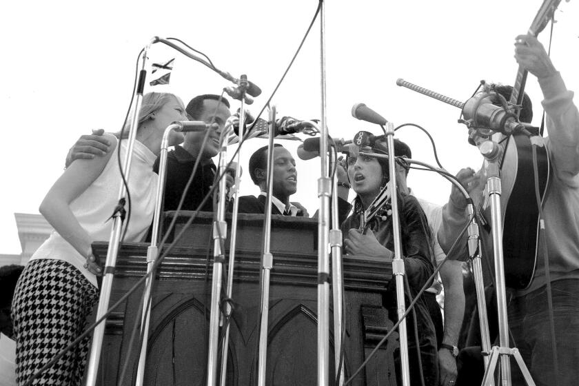Leon Bibb, center, a stirring baritone who learned to sing in church choirs, performs with (from left) Mary Travers, Harry Belafonte, Joan Baez and Oscar Brand at the 1965 march from Selma to Montgomery, Ala.
