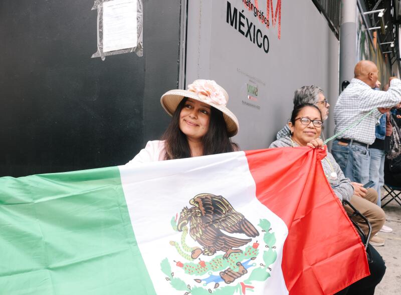 Irma Selene Hernández Atondo espera para votar afuera del Consulado de México.