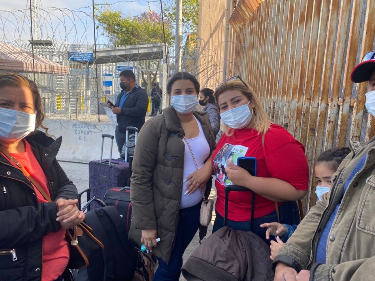 Victoria Rodríguez, a la derecha, y otros migrantes que esperan su turno para ingresar a EUA