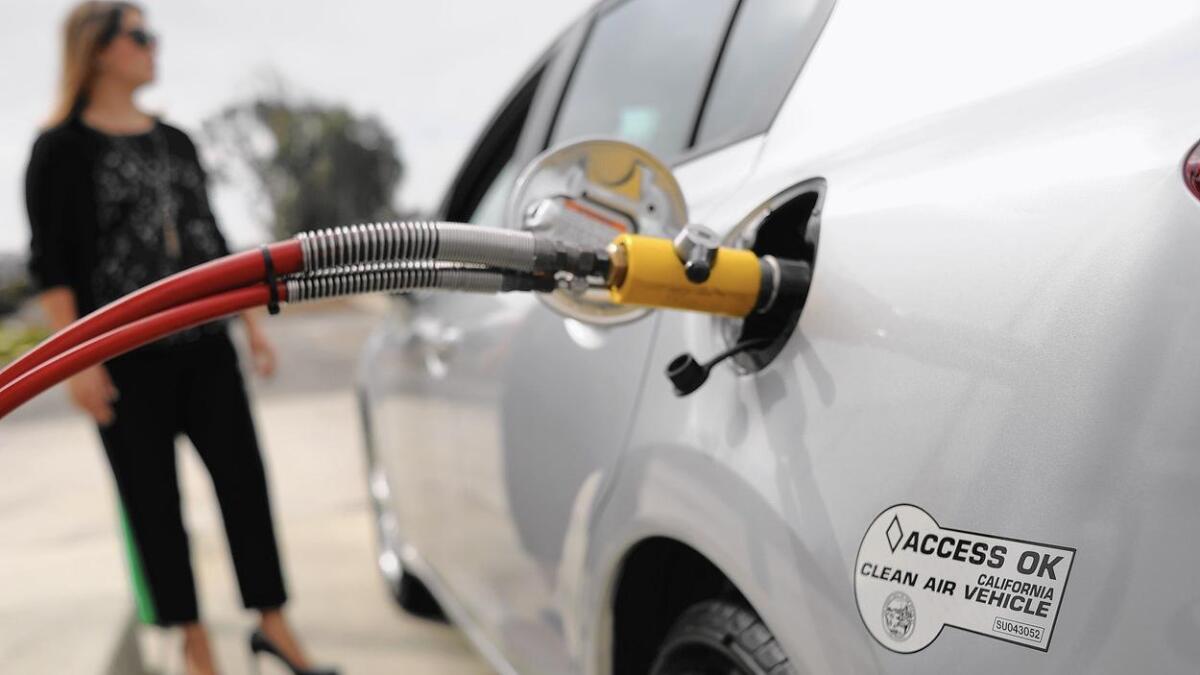 Los tanques de gas natural comprimido limitan el tamaño de la cabina y la cajuela, y el rango de manejo es limitado.