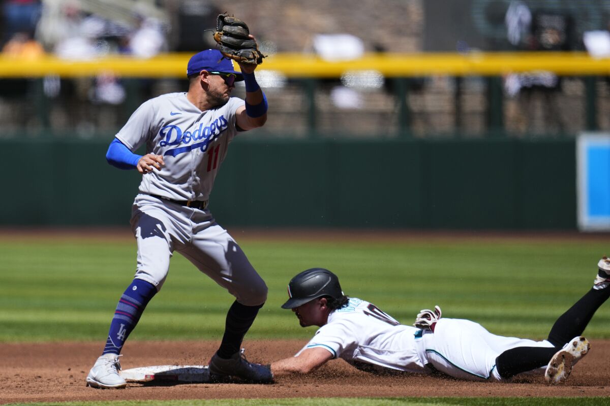 Josh Rojas de l'Arizona vole la deuxième base devant l'arrêt-court des Dodgers Miguel Rojas.