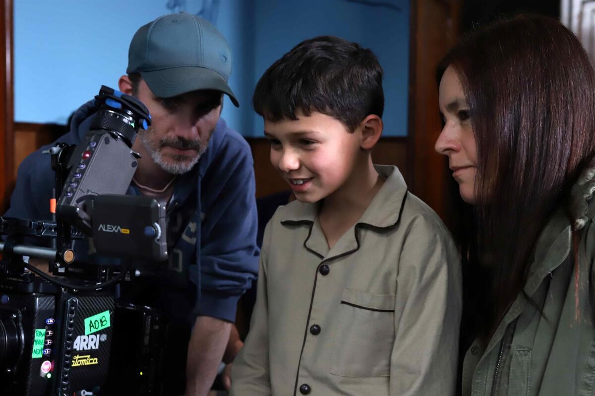 La directora Rossana Díaz(i) junto al actor Augusto Linares (c) de "Un mundo para Julius".