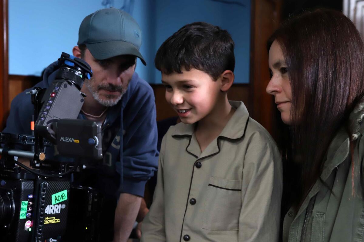 La directora Rossana Díaz(i) junto al actor Augusto Linares (c)  de "Un mundo para Julius".