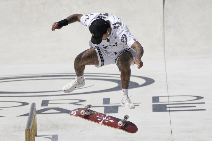 ARCHIVO - En esta foto del 6 de junio de 2021, Nyjah Huston, de Estados Unidos compite en la final del Campeonato Mundial de Skateboarding callejero en Roma (AP Foto/Alessandra Tarantino, archivo)